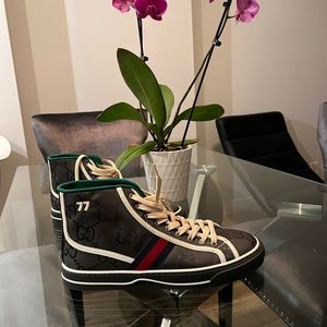 Gucci men’s shoes fits 9.5-10